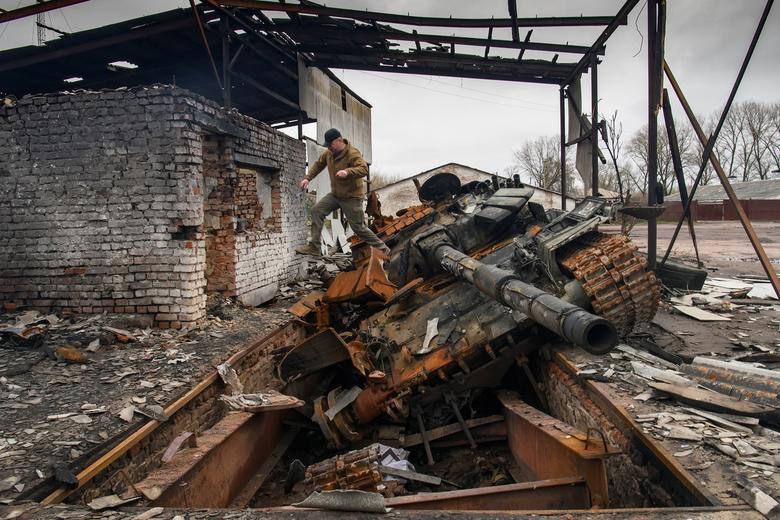 Muškarac skače sa ruskog tenka T-72 u selu Jahidne, Ukrajina, 20. aprila. REUTERS/Vladyslav Musiienko