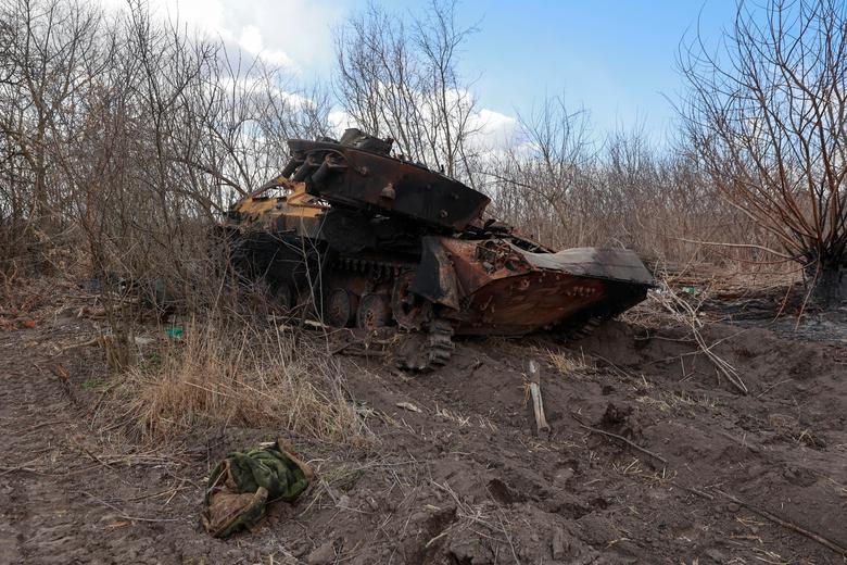 Uništeno rusko oklopno borbeno vozilo u selu Lukianivka, u Kijevskoj oblasti, Ukrajina, 27. marta. REUTERS/Serhii Nuzhnenko
