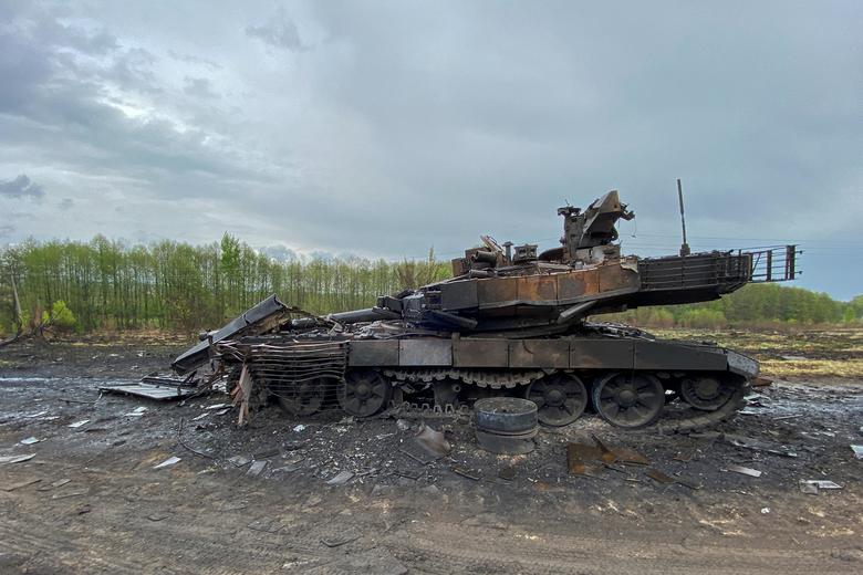 Ruski borbeni tenk T-90M Proryv koji su uništile ukrajinske oružane snage u blizini sela Staryi Saltiv, u oblasti Harkov, Ukrajina, 9. maja. REUTERS/Vitalii Hnidyi