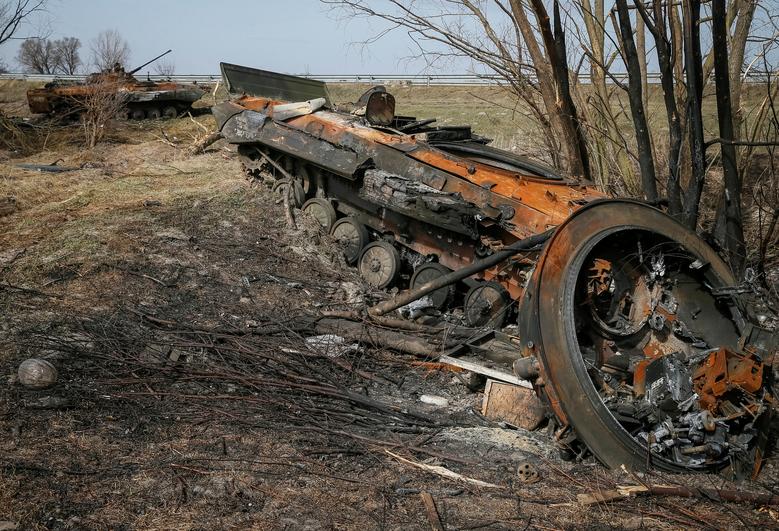 Olupine ruskih oklopnih transportera u severnoj Kijevskoj oblasti, 28. marta 2022. REUTERS/Gleb Garanich