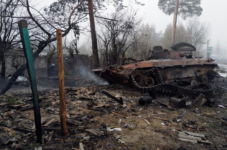 Uništeni ruski tenk pored kuće u selu Dmitrivka, zapadno od Kijeva, 1. aprila. REUTERS/Zohra Bensemra