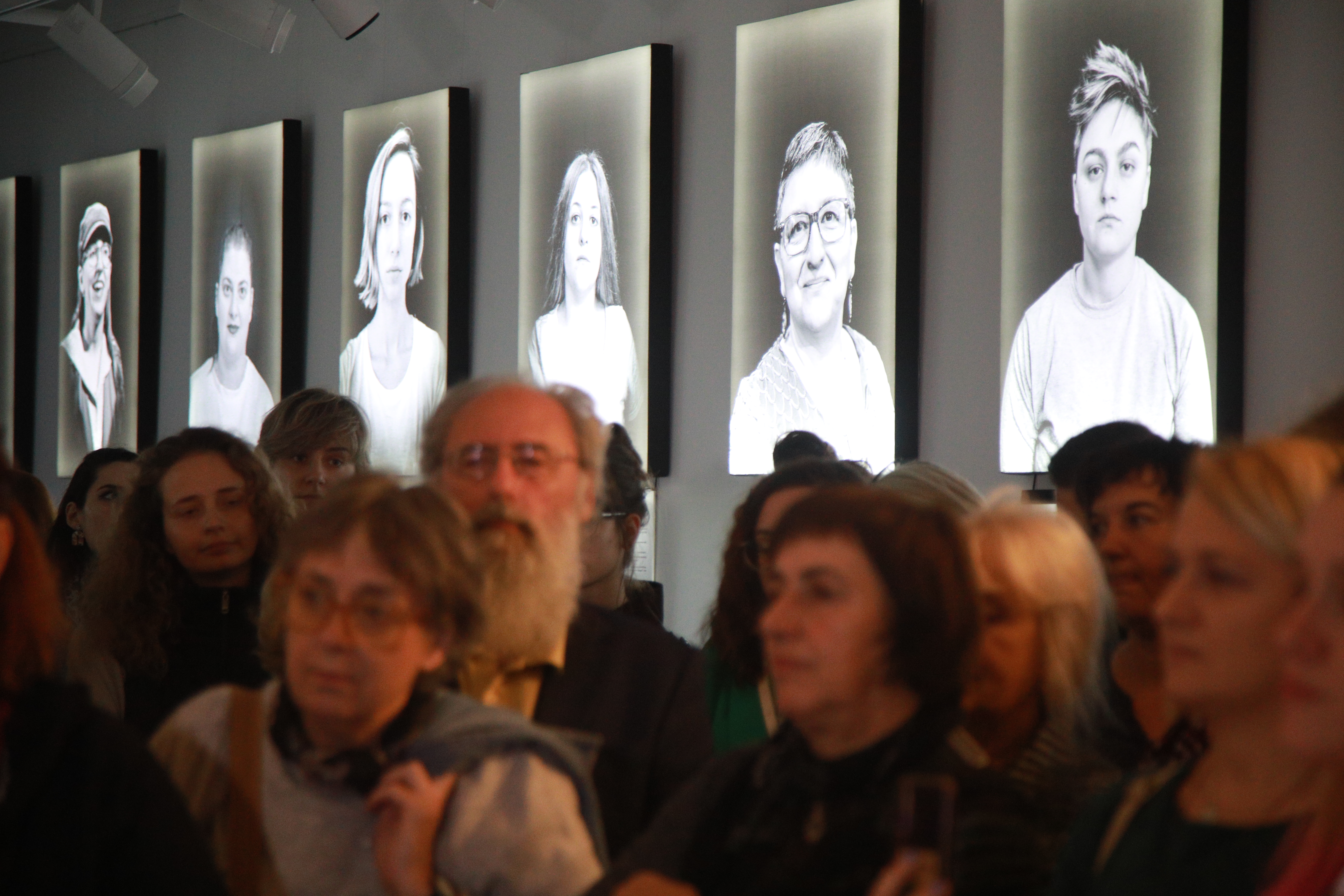 Beograd: Otvorena izložba "Breaking free" o deci rođenoj zbog rata u Bosni i Hercegovini