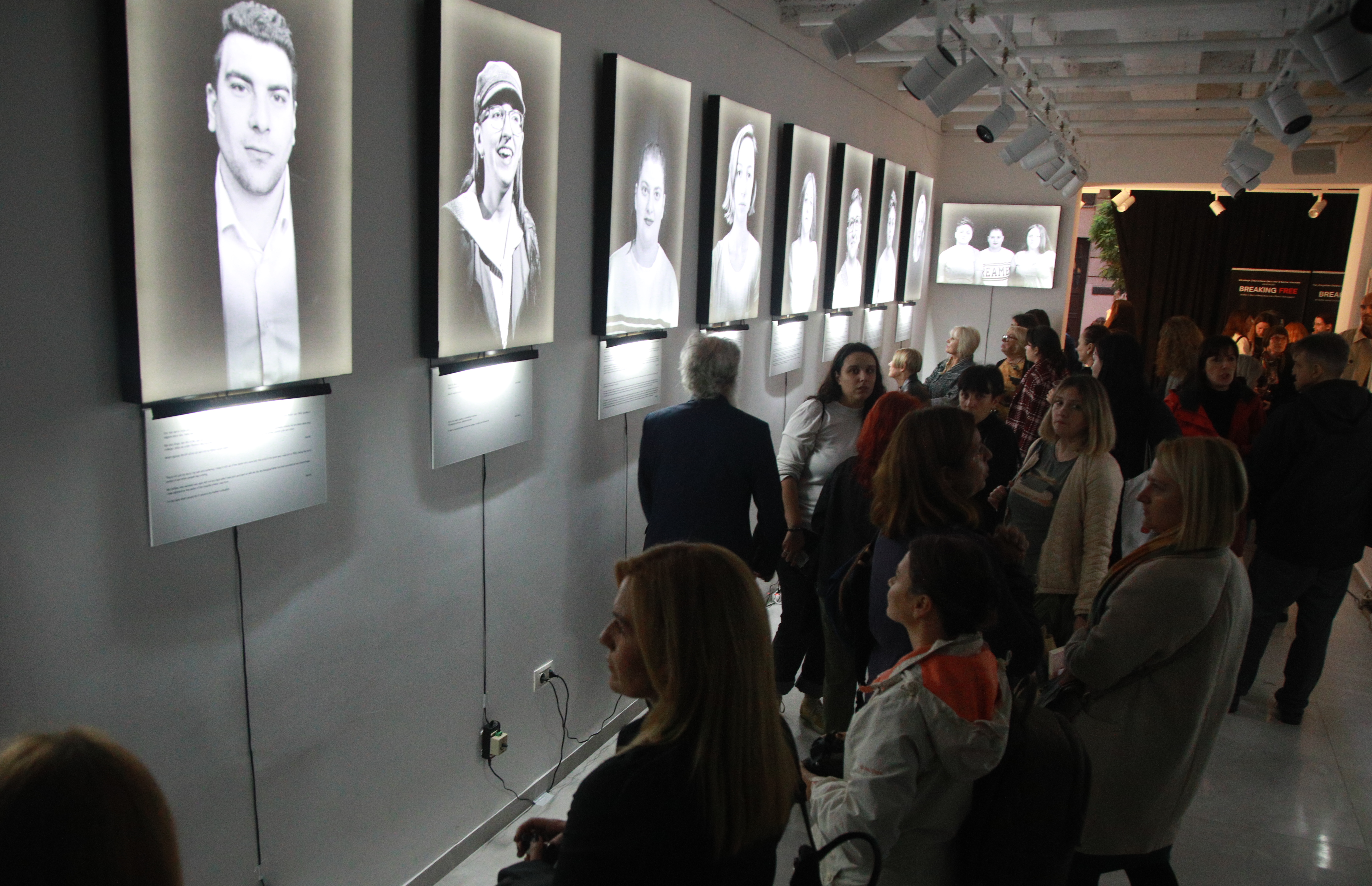 Beograd: Otvorena izložba "Breaking free" o deci rođenoj zbog rata u Bosni i Hercegovini