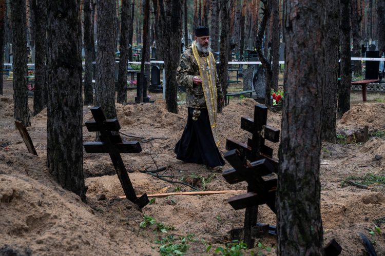 1665983465-2022-09-23T000000Z_1090030256_RC2YMW9Q6KDP_RTRMADP_3_UKRAINE-CRISIS-IZIUM-GRAVES-750x499