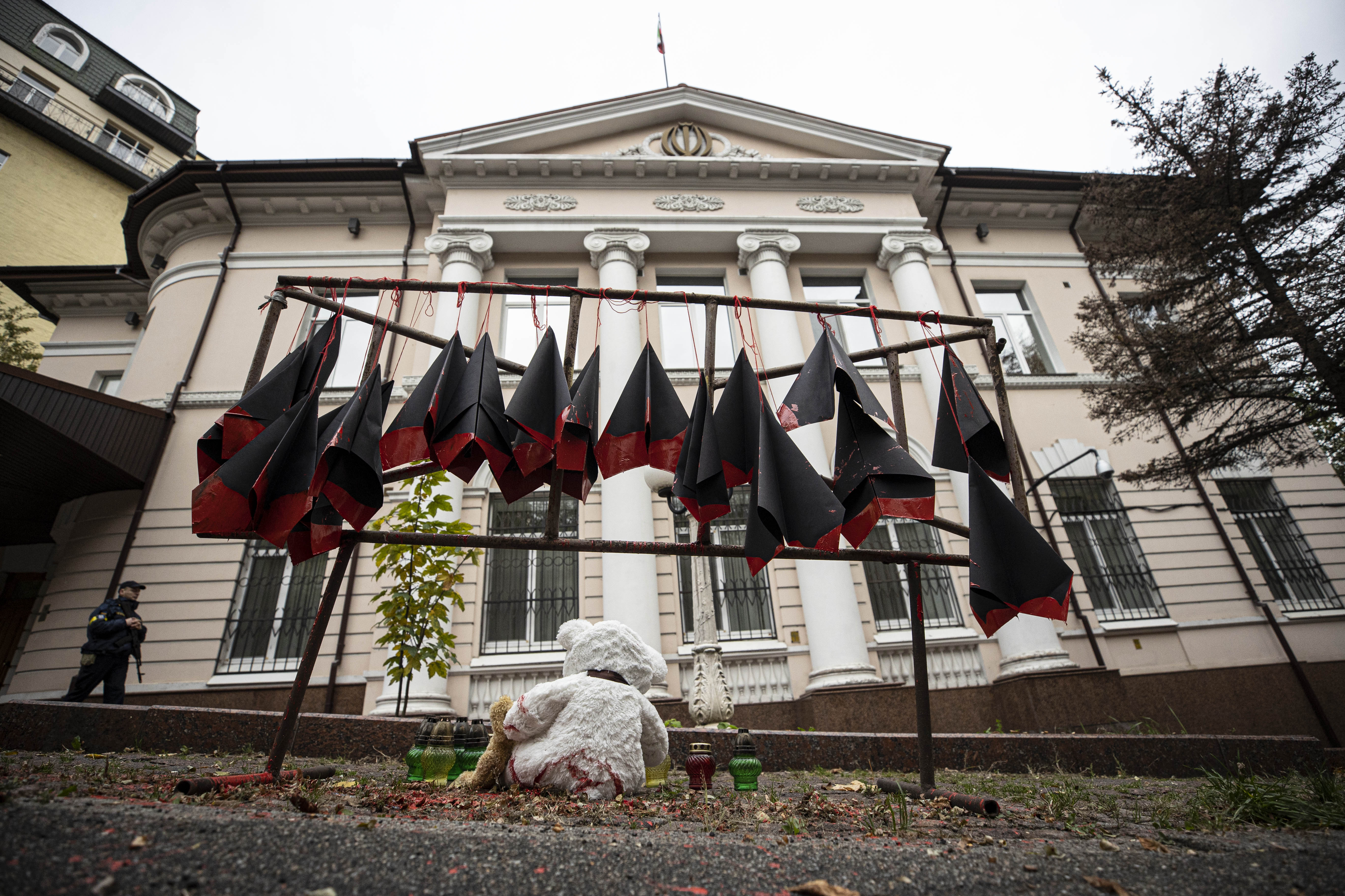 Ukrajina: Ispred iranske ambasade u Kijevu obješeni papirni avioni