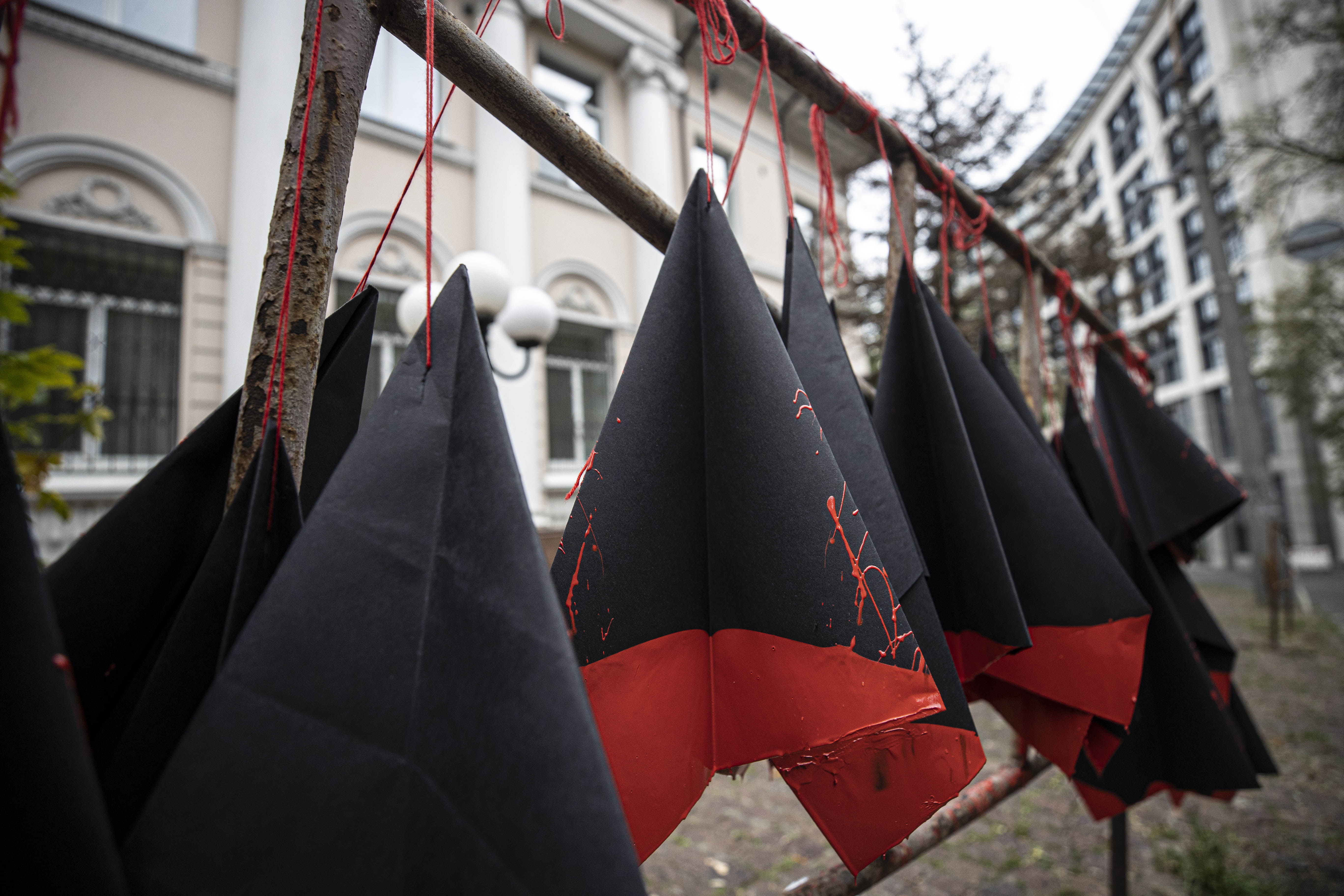 Ukrajina: Ispred iranske ambasade u Kijevu obješeni papirni avioni