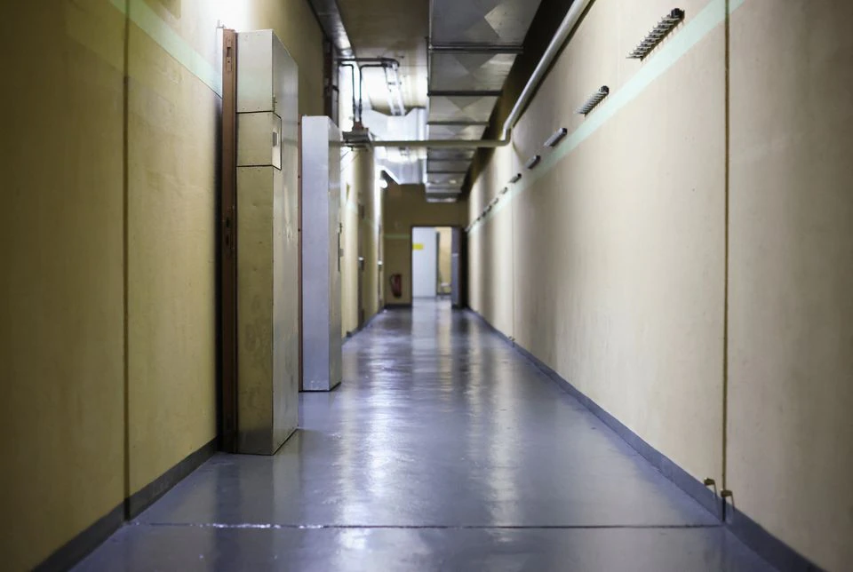 Koridor u bivšem skloništu civilne odbrane koje može pružiti zaštitu ljudima dvije sedmice nakon nuklearnog napada, a danas se koristi kao dokumentacioni centar Hladnog rata, unutar podzemne stanice u Kelnu, Njemačka, 21. oktobar 2022. REUTERS/Thilo Schmuelgen