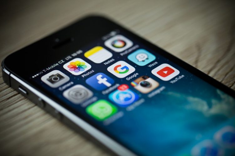 1663223775-1630493563-google-facebook-telefon-aplikacije-shutterstock-900x600-750x500