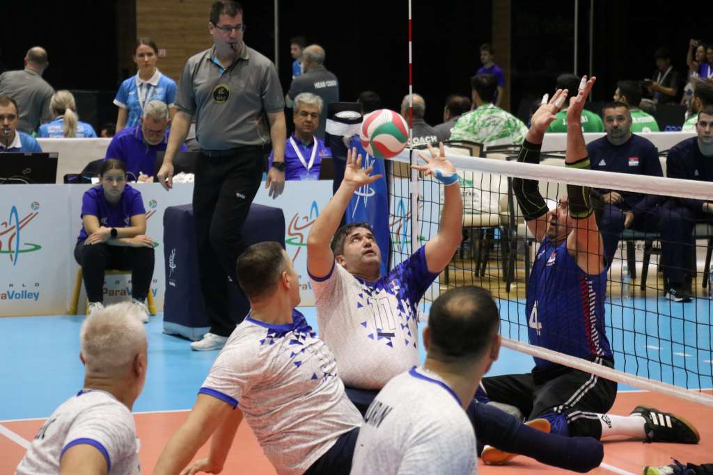 Sjedećiu odbojkaši