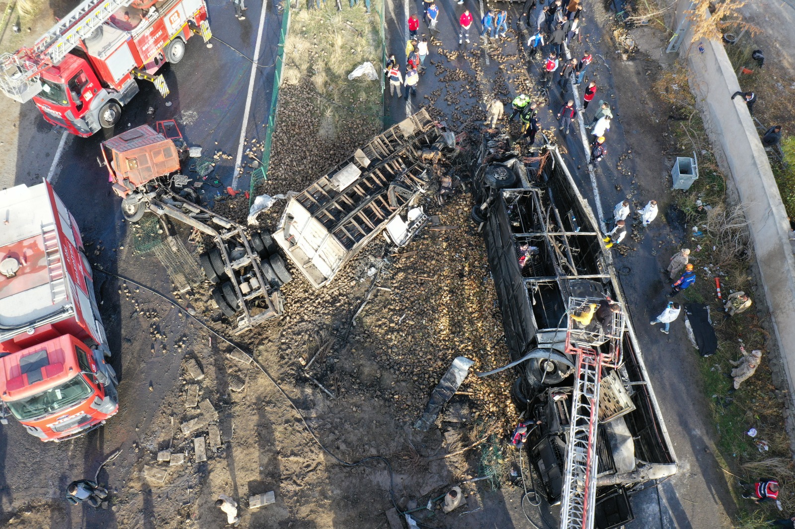 Najmanje sedam osoba poginulo u autobuskoj nesreći na istoku Turkiye