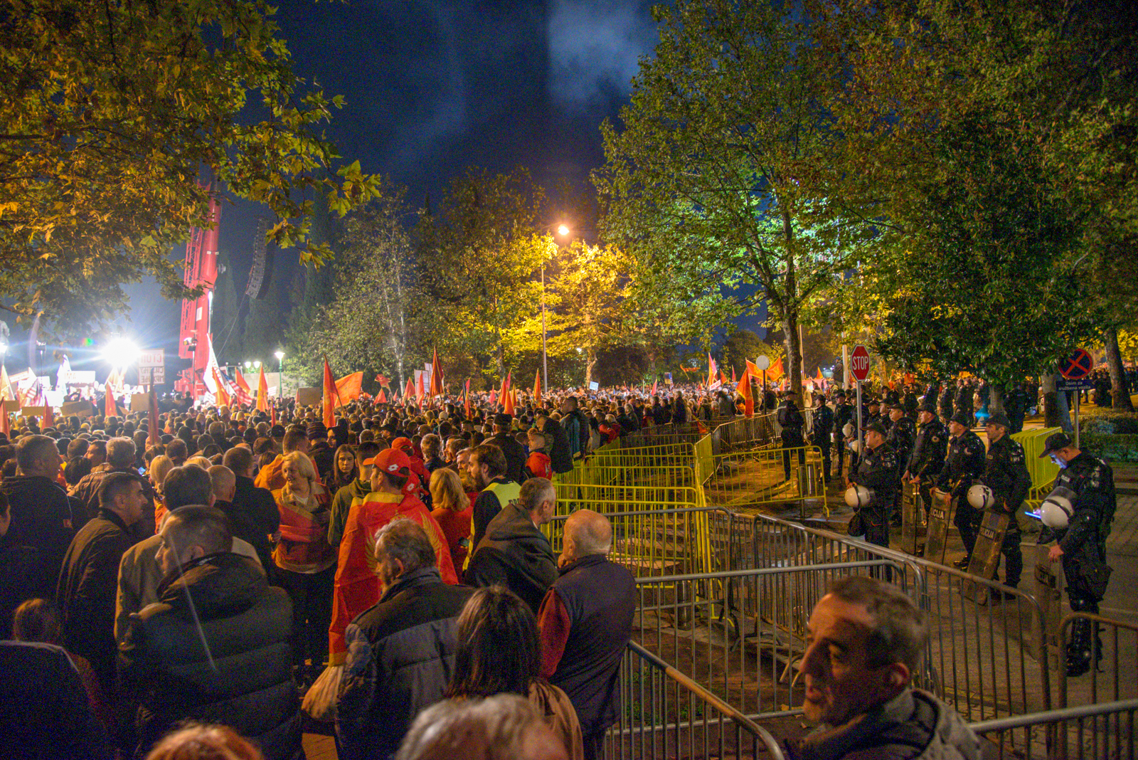 Više hiljada ljudi na protestu u Podgorici: Građani traže povlačenje zakona o predsjedniku i vanredne izbore