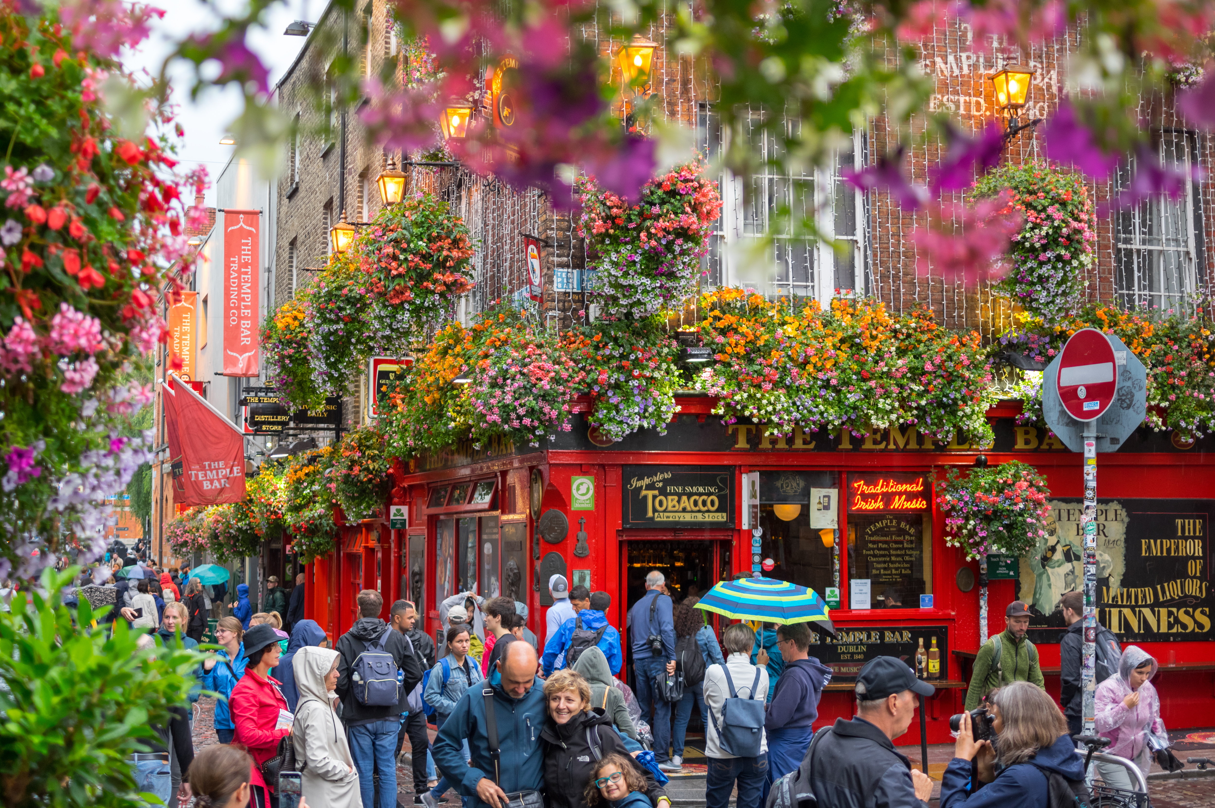 Dublin,ireland,-,July,30,,2019:,People,Walking,By,Famous,Irish
