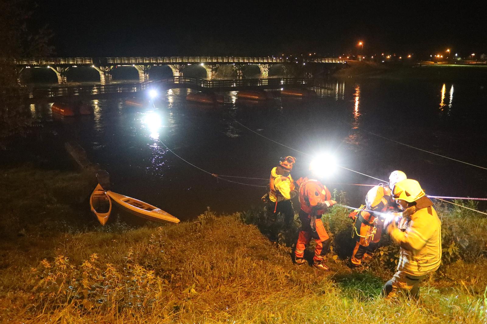 U Karlovcu se otkačio pontonski most, zarotirao se i počeo plutati prema starom drvenom mostu