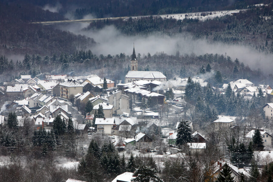 Novi snježni prekrivač zabijelio je Vrbovsko i okolicu