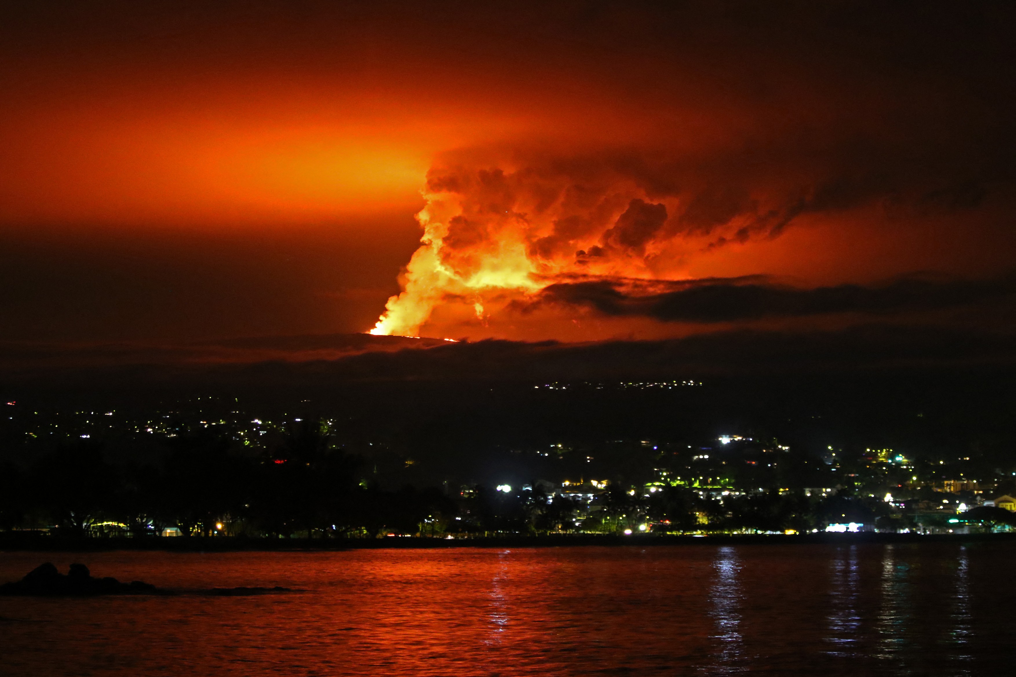 Mauna Loa Volcano eruption lights up Hawaii skies