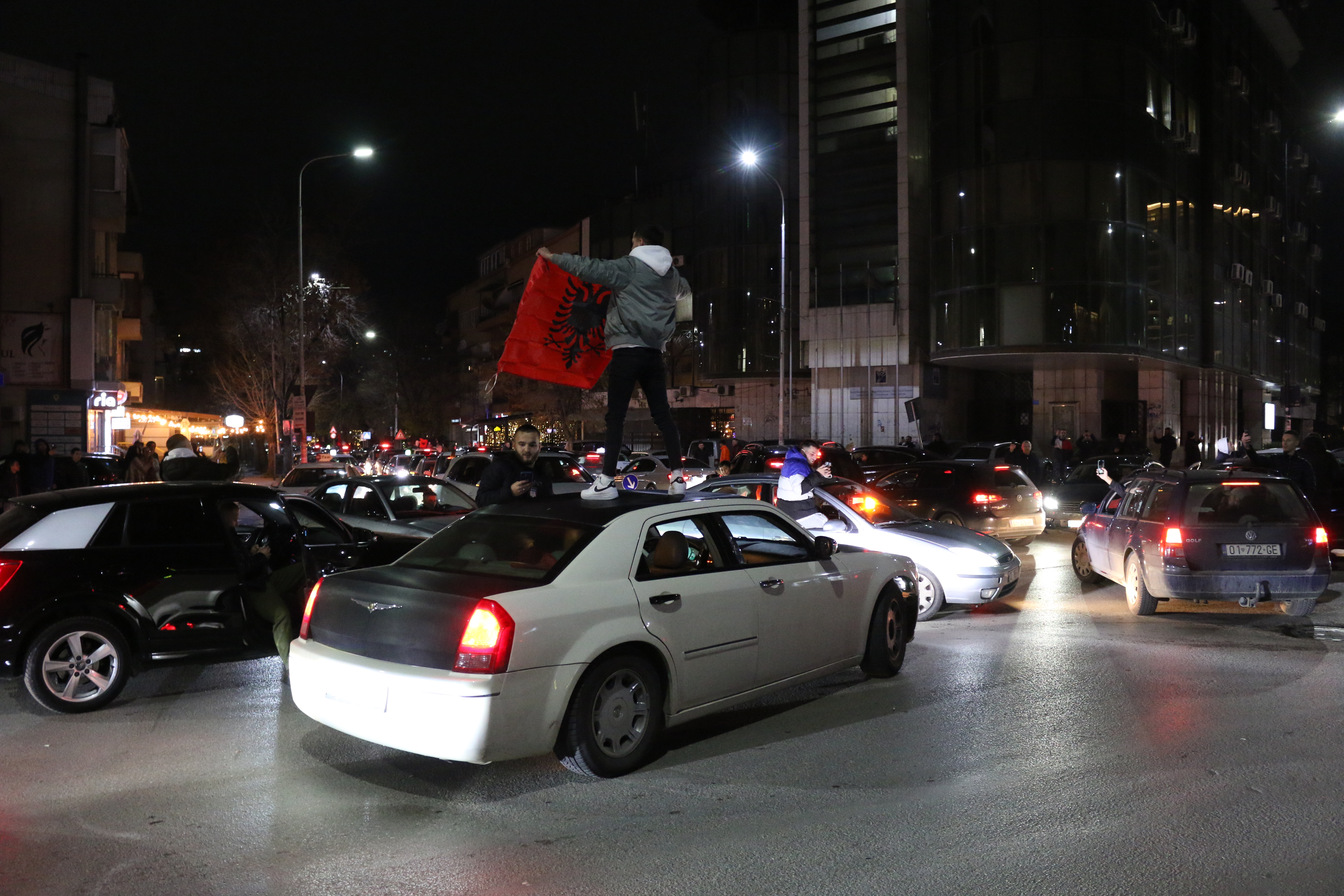 Slavlje na ulicama Prištine nakon pobede Švajcarske nad Srbijom