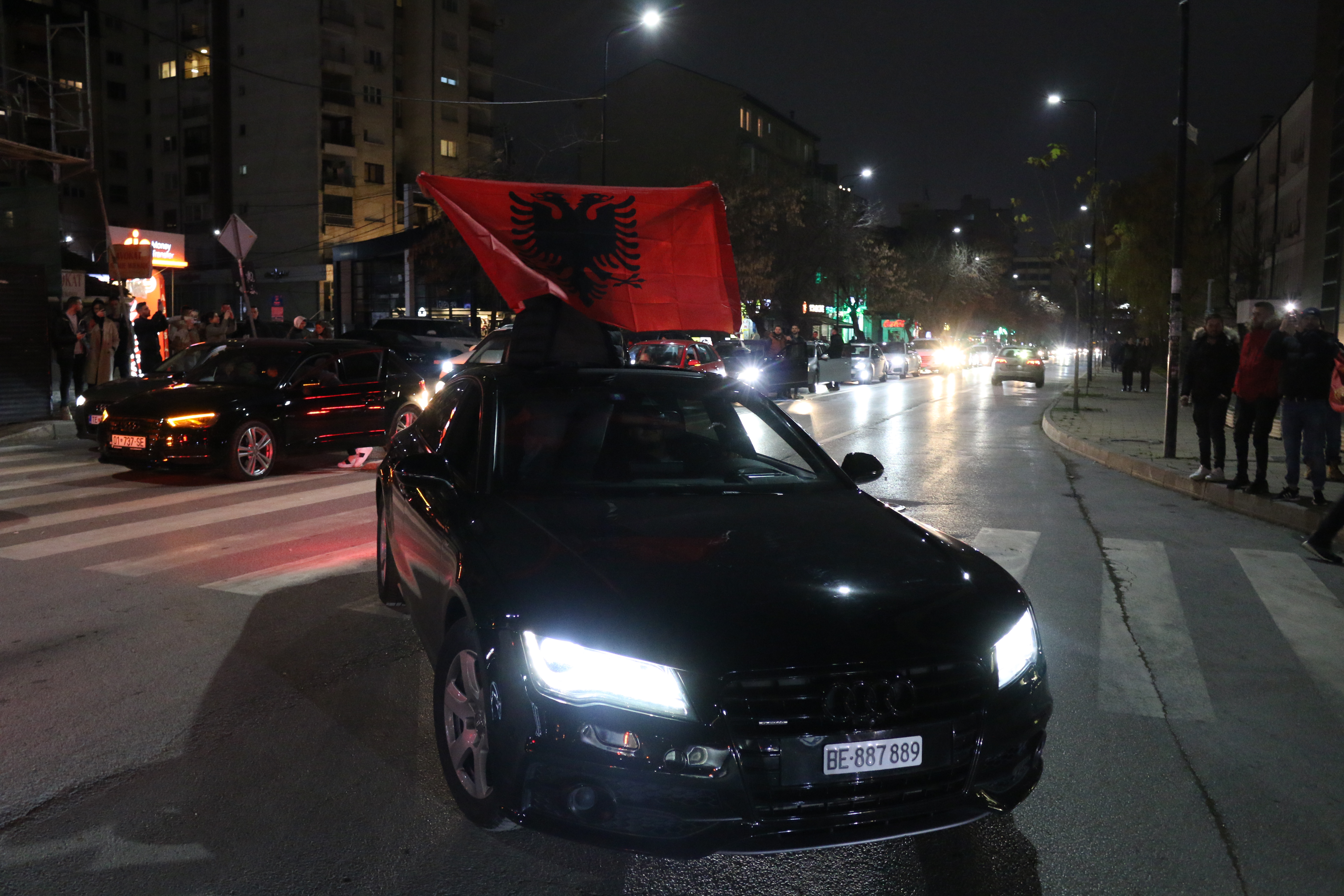 Slavlje na ulicama Prištine nakon pobede Švajcarske nad Srbijom