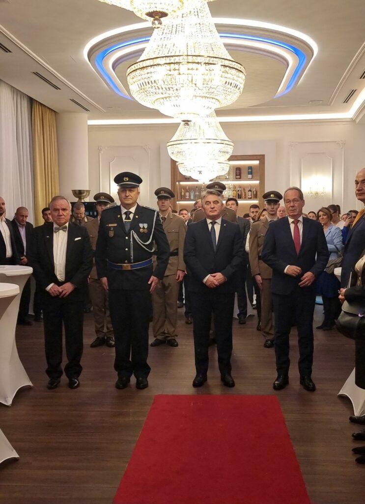 1670267875-Clana-PBiH-Zeljko-Komsic-na-svecanom-prijemu-u-Becu-u-povodu-Dana-OSBiH-4-743x1024.jpg