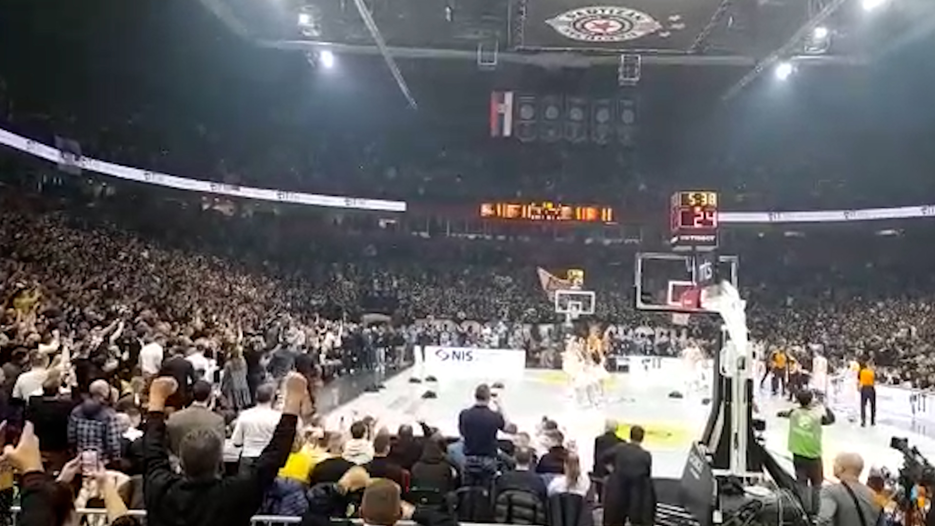 1670529047-Skandal-u-Areni-navijaci-se-prepucavali-tokom-minuta-cutanja_MM