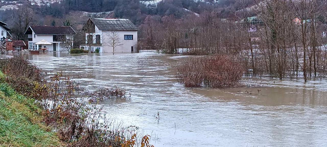 BiH: U Bihaću poplavljeno više naselja, širom Krajine aktivirana brojna klizišta