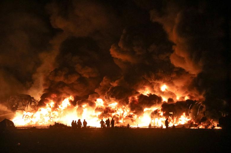 Ljudi posmatraju požar u industrijskom parku Azersun u gradu Sumgait, Azerbejdžan 28. april. REUTERS/Aziz Karimov
