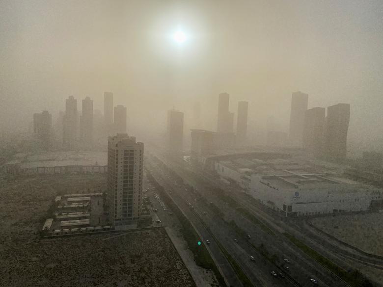 Pogled na nebo u centru grada tokom pješčane oluje u Manami, Bahrein, 17. maja. REUTERS/Hamad I Mohammed