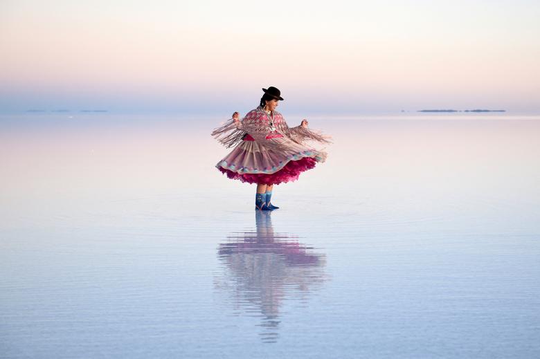 Žena u haljini Cholita pozira za fotografije u slanoj stani Uyuni u Boliviji 26. marta. REUTERS/Claudia Morales
