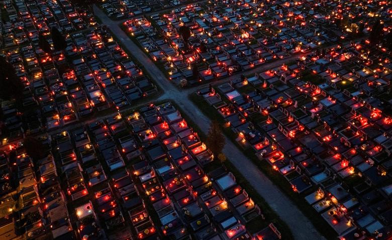 Pogled iz zraka na groblje na Crkvičkom brdu tokom blagdana Svih svetih u Zenici, Bosna i Hercegovina 1. novembra.