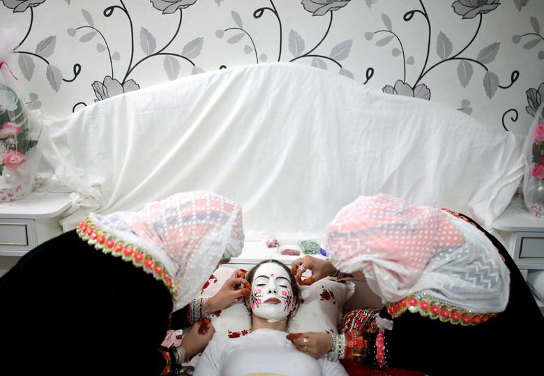 Bugarska muslimanska nevesta Kimile Avdinova šminka se tokom ceremonije venčanja u selu Ribnovo, u planinama Rodopima, Bugarska, 2. januara. REUTERS/Stoyan Nenov
