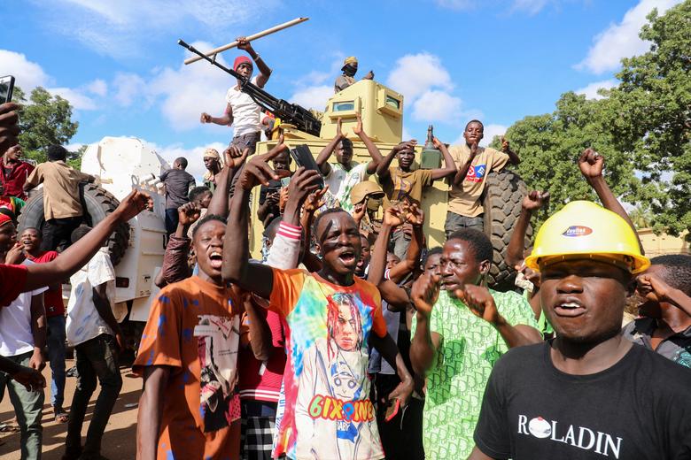 Pristalice samoproglašenog novog vođe Burkine Faso Ibrahima Traorea demonstriraju dok stoje na oklopnim vozilima vojnika u Ouagadougouu, Burkina Faso 2. oktobra. REUTERS/Vincent Bado
