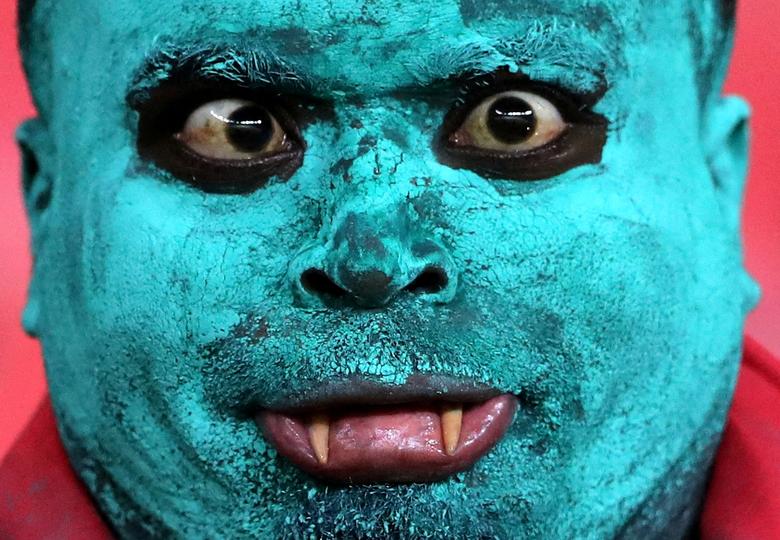 Kamerunski navijač na tribinama prije utakmice protiv Egipta tokom Afričkog kupa nacija na stadionu Olembe, Yaounde, Kamerun, 3. februara. REUTERS/Mohamed Abd El Ghany
