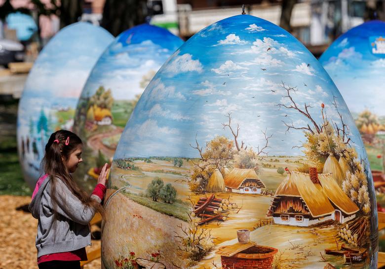 Djevojčica posmatra dva metra visoka uskršnja jaja oslikana u tradicionalnom stilu u Koprivnici, Hrvatska, 14. travnja. REUTERS/Antonio Bronić