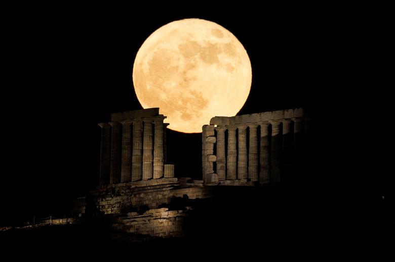 Pun mjesec izlazi iza Posejdonovog hrama, na rtu Sounion, blizu Atine, Grčka, 14. juna. REUTERS/Alkis Konstantinidis
