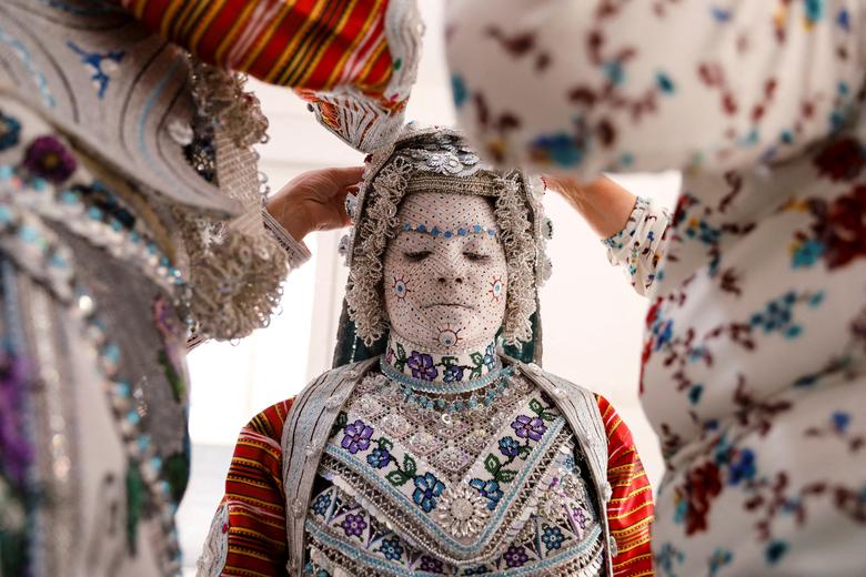Melissa Guerrero, državljanka SAD meksičkog porijekla, u tradicionalnoj svadbenoj šminki i tradicionalnoj nošnji, priprema se za ceremoniju vjenčanja u selu Donje Ljubinje, kod Prizrena, Kosovo 5. augusta. REUTERS/Fatos Bytyci
