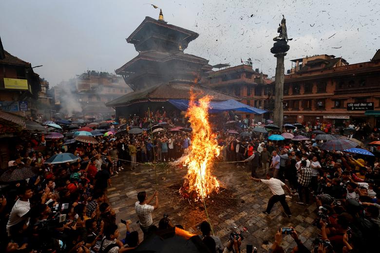 Spaljivanje lutke demona Ghantakarne kao simbol uništenja zla tokom festivala Ghantakarna u Bhaktapuru, Nepal, 26. jula. REUTERS/Navesh Chitrakar
