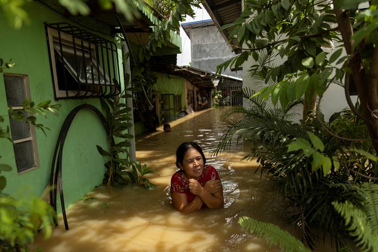 Žena tokom poplave nakon super tajfuna Noru, u San Ildefonsu, provincija Bulacan, Filipini, 26. septembar. REUTERS/Eloisa Lopez
