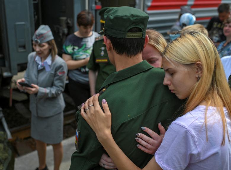 Reakcija žene dok regrut, u vojnoj uniformi, ulazi u vagon na lokalnoj železničkoj stanici tokom polaska u garnizone, u Omsku, Rusija, 17. juna. REUTERS/Alexey Malgavko