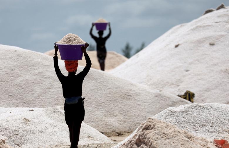 Radnice nose sol sa ruba jezera Lac Rose, poznatog i kao jezero Retba, u Niagi, blizu Dakara, Senegal, 6. septembra. REUTERS/Zohra Bensemra
