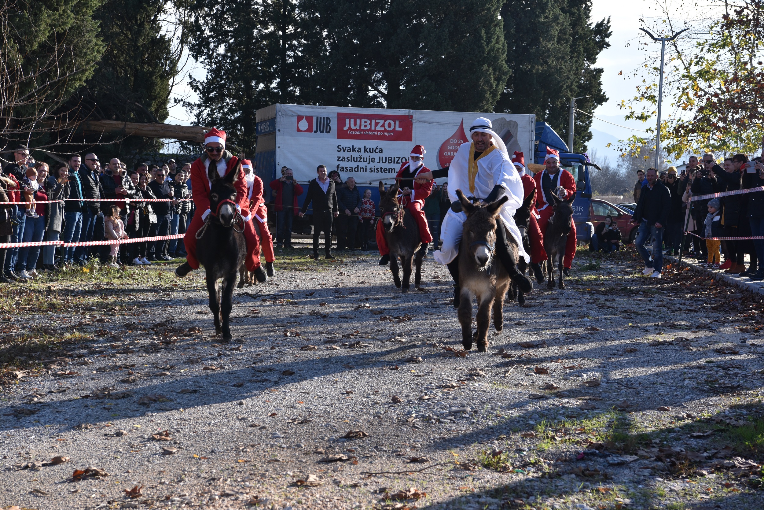 U Čapljini održana utrka Djeda Mrazova na magarcima