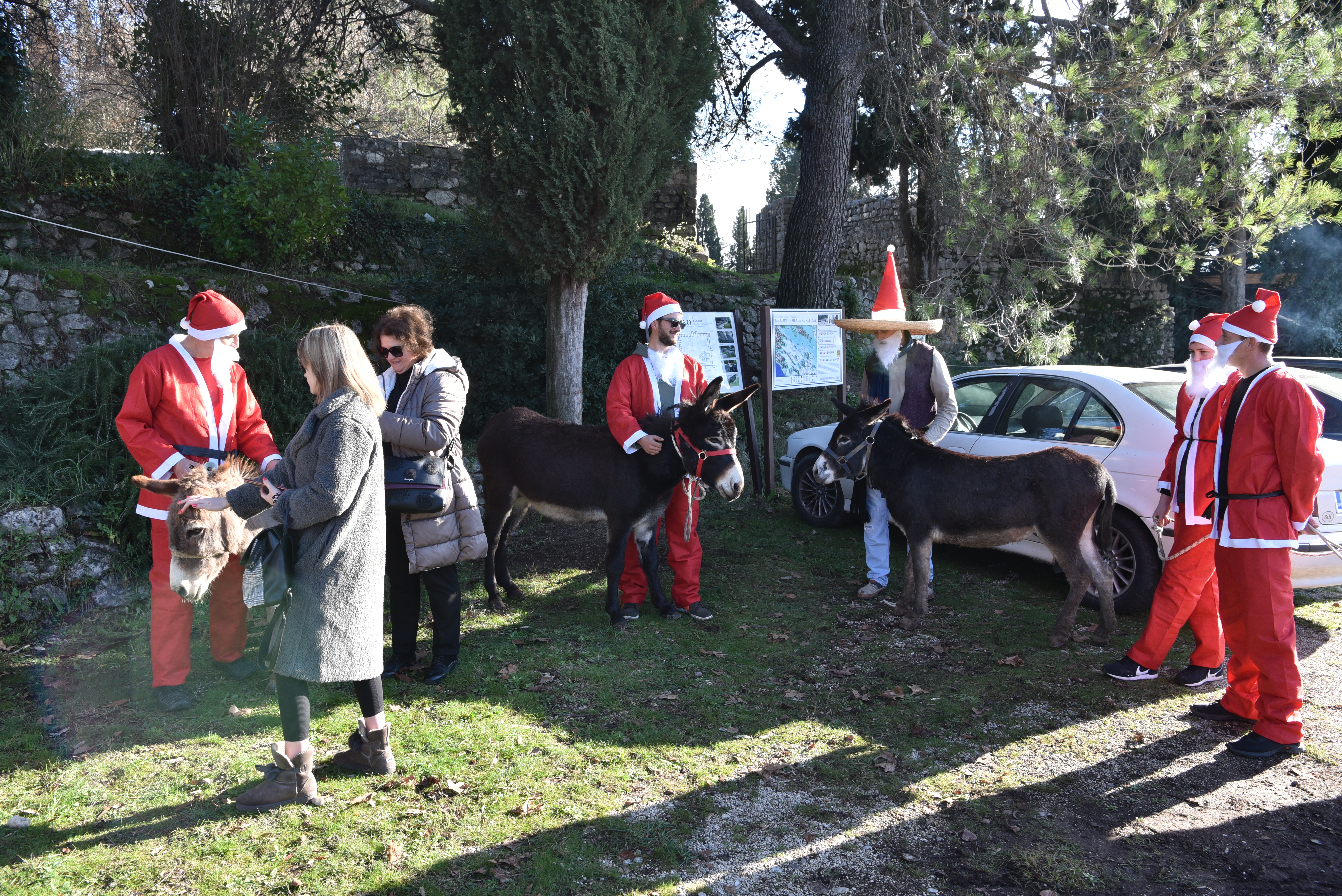 U Čapljini održana utrka Djeda Mrazova na magarcima