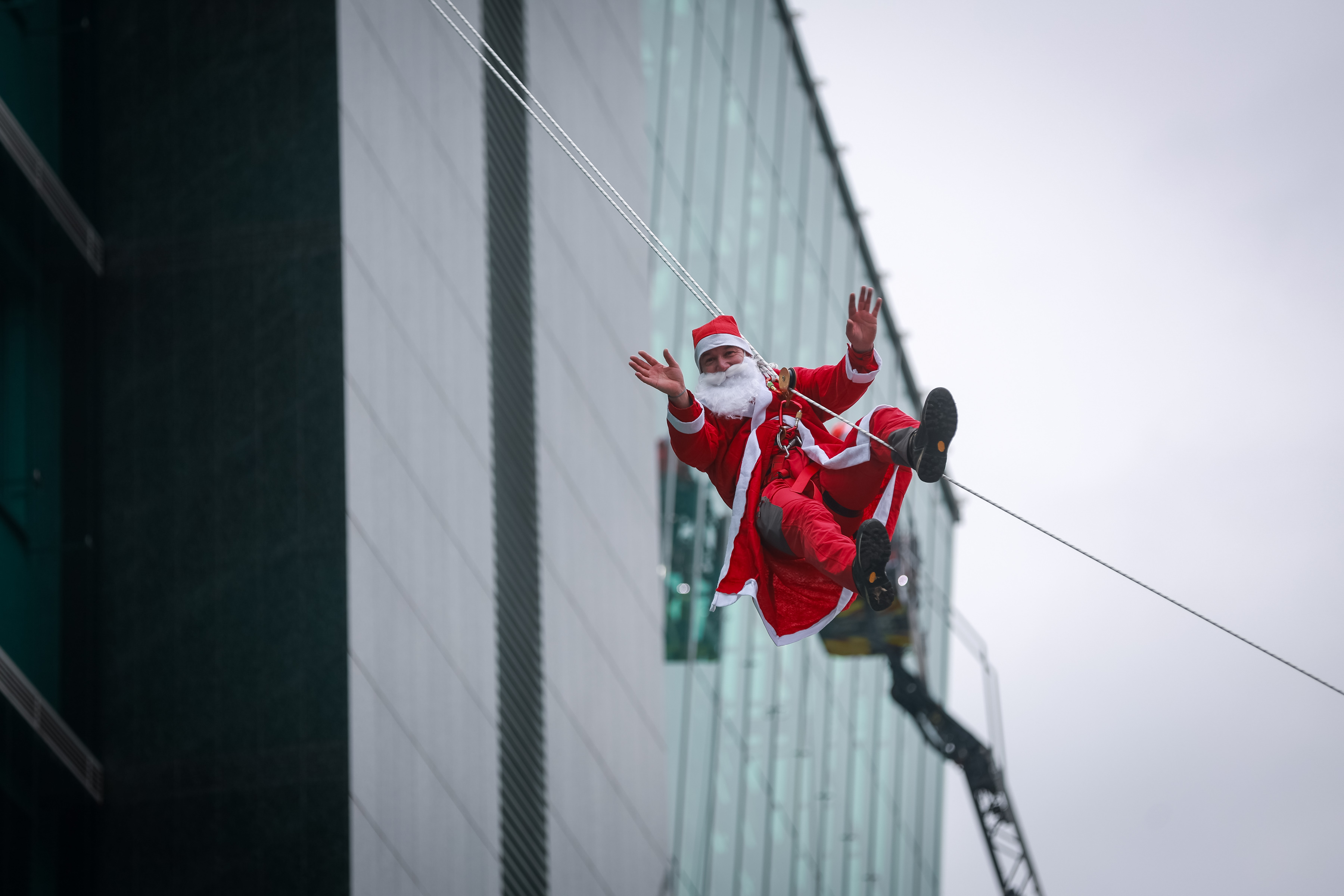 Slovenija: Djeda Mrazovi se spustili niz ljubljansku pedijatrijsku kliniku i darovali djecu