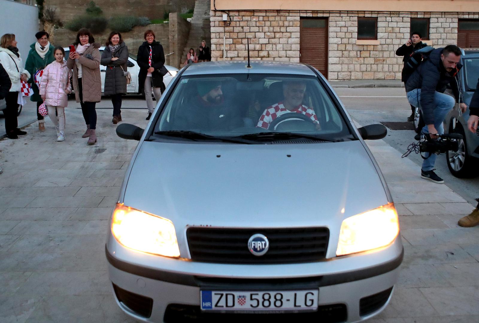 Novigrad: Mještani dočekali Vatrenog Joška Gvardiola koji im je podijelio autograme