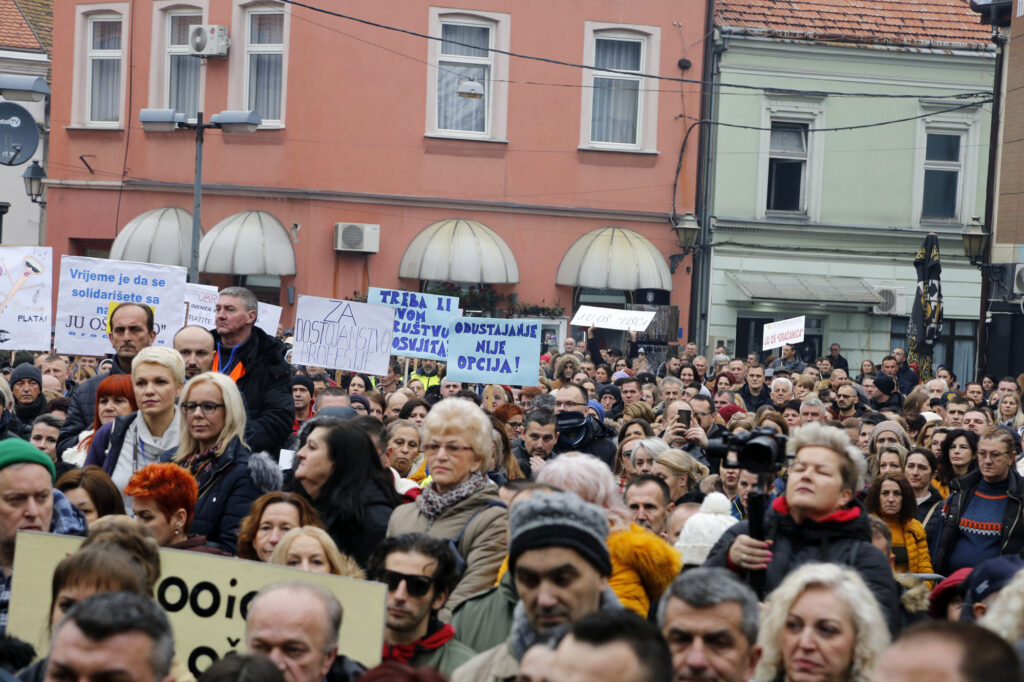 1671882434-AA-20221224-29824976-29824967-BIH_PROTESTE_ODRZALI_RADNICI_KOJI_PLATE_DOBIJAJU_IZ_BUDZETA_TUZLANSKOG_KANTONA-1024x682.jpg