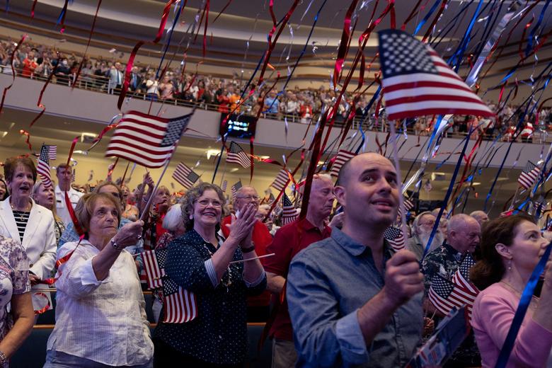 Vjernici učestvuju u godišnjoj službi “Nedjelja slobode” u Prvoj baptističkoj evangeličkoj južnobaptističkoj megacrkvi u Dalasu, Teksas, 26. juna. REUTERS/Shelby Tauber
