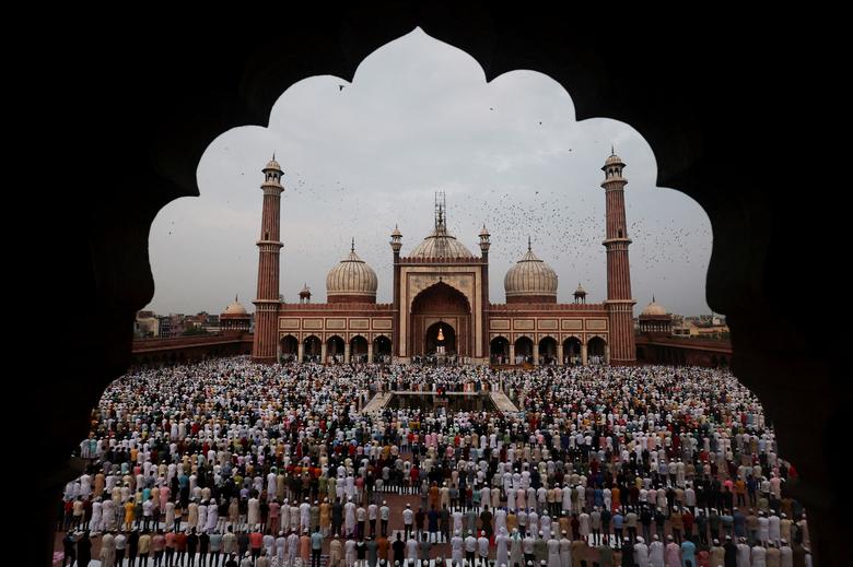 Muslimani klanjaju namaz povodom praznika Kurban-bajrama, u starim četvrtima Delhija, Indija, 10. jula. REUTERS/Anushree Fadnavis