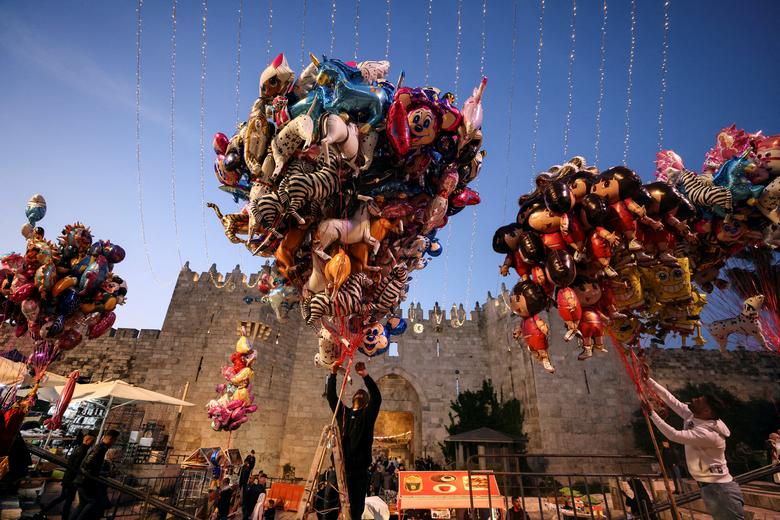 Prodavači postavljaju balone dok Palestinci slave Ramazanski bajram na kapiji Damaska u starom gradu Jerusalema, 2. maja. REUTERS/Ammar Awad
