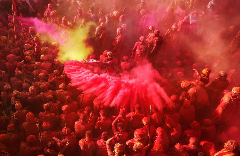 Hindusi učestvuju u vjerskom festivalu Holi unutar hrama u selu Nandgaon, u državi Utar Pradeš, Indija, 12. marta. REUTERS/Adnan Abidi
