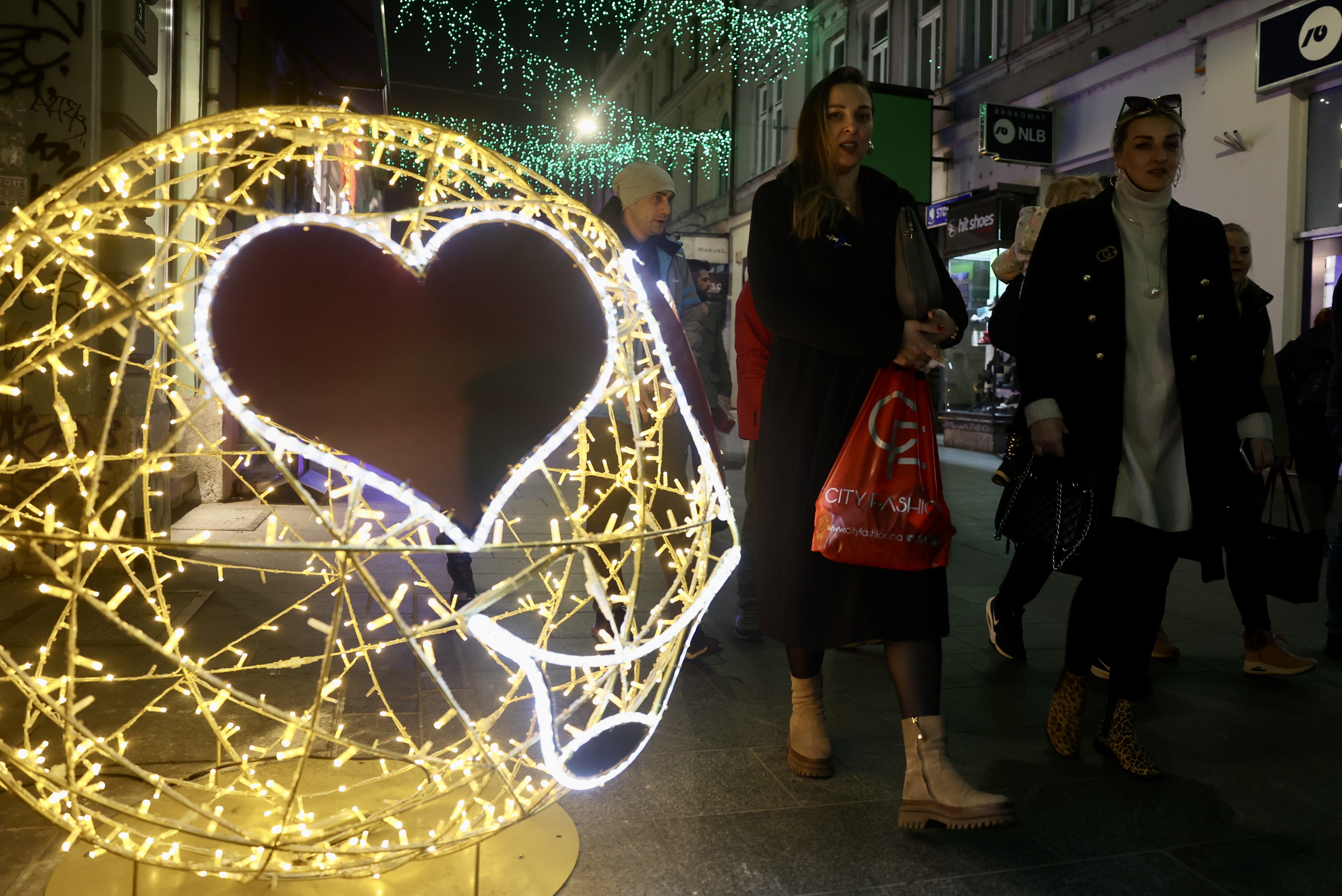 Praznična atmosfera u Sarajevu: Grad pun građana i turista