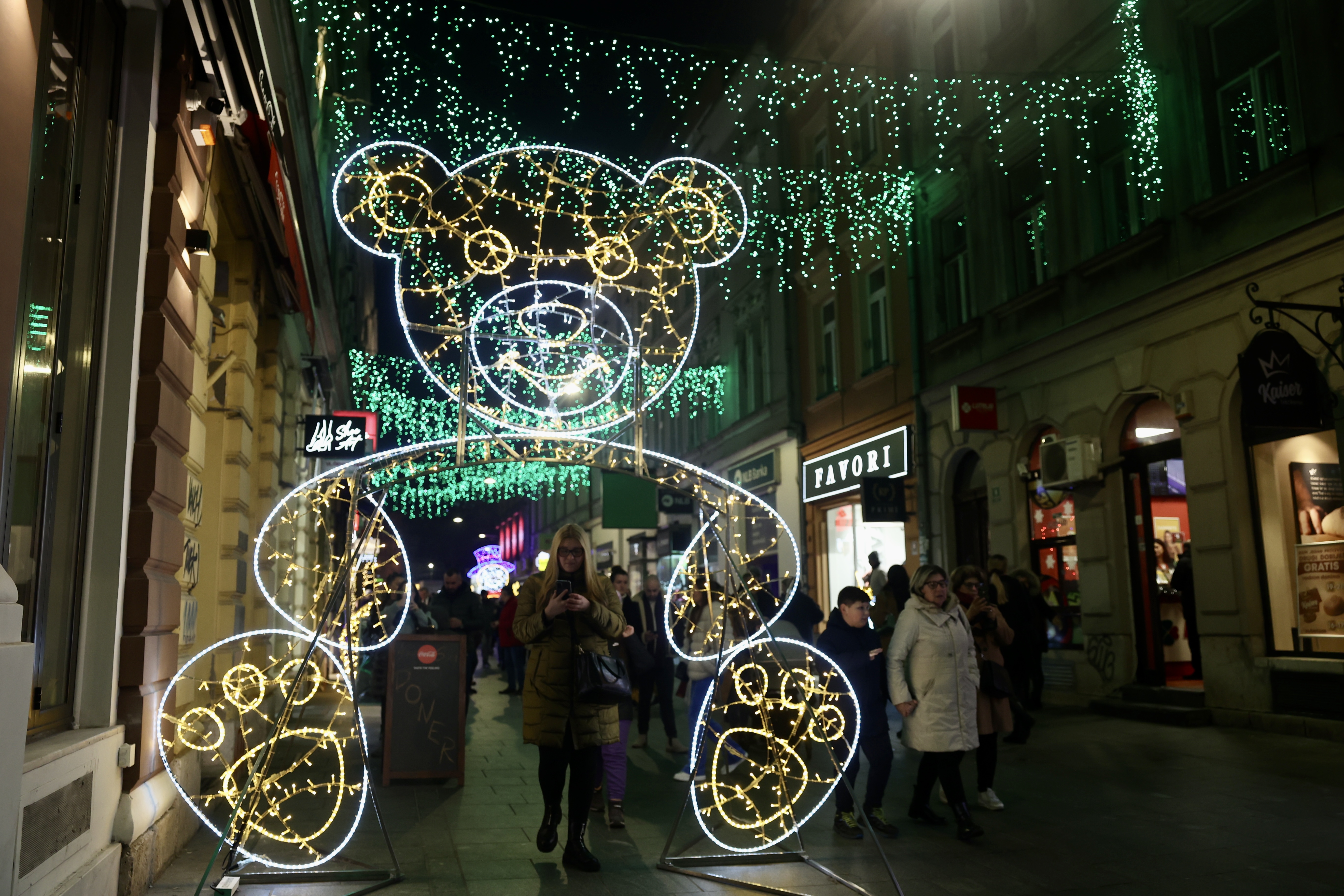 Praznična atmosfera u Sarajevu: Grad pun građana i turista