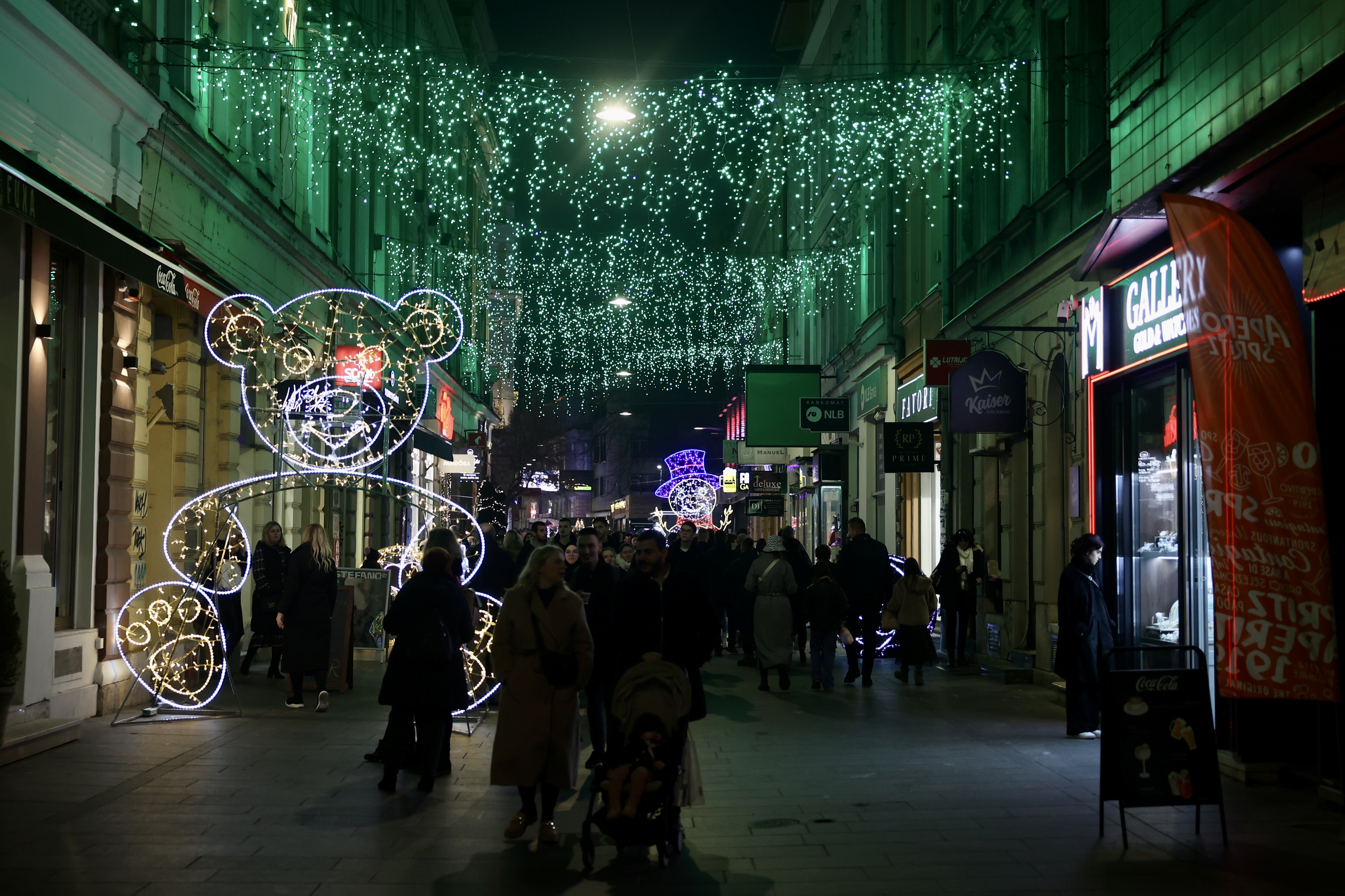 Praznična atmosfera u Sarajevu: Grad pun građana i turista